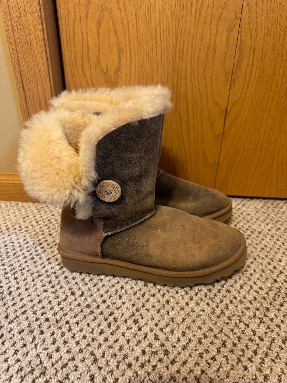 UGG Chestnut Suede Shearling Button woman’s Boots